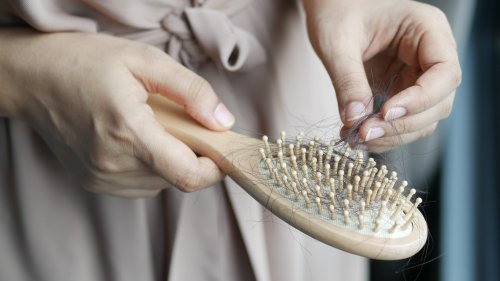 In Sekundenschnelle sauber: Dieses Teil lässt Haarbüschel aus deiner Bürste verschwinden