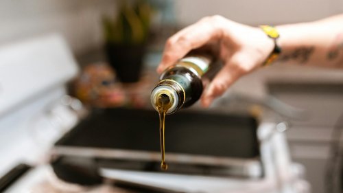 Wie entsorgt man Speiseöl? Hierhin gehört es auf keinen Fall hin