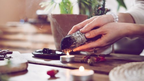 Räucherritual: So schön und bedeutend ist die spirituelle Reinigung