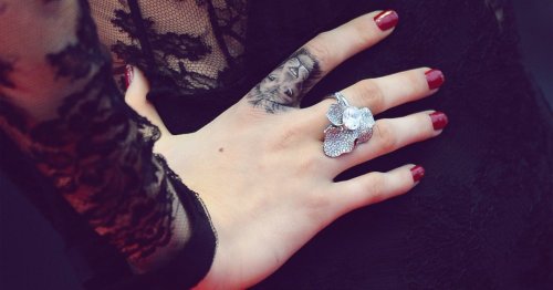 Finger-Tattoos: Alle Infos zu Kosten, Schmerzen & den schönsten Motiven!