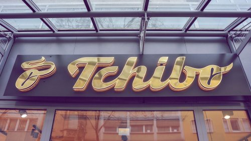 Angesagte Farben: Diese Akku-Stehleuchte von Tchibo ist ein Hingucker auf dem Balkon