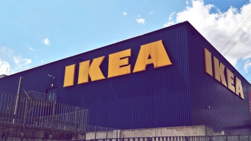 Diese neue Ikea-Vitrine in Anthrazit sieht aus wie vom teuren Designer