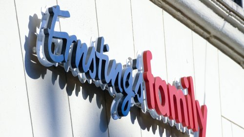 Natürlicher Charme: Der Dekokorb von Ernsting's family zaubert Sommerfeeling auf den Esstisch
