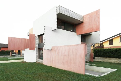 Wohnen als Materialexperiment: Kartenhäuser bei Turin von Elastico Farm