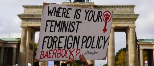 Zurück zum Thema | Feministische Außenpolitik – Proteste im Iran: Versagt die feministische Außenpolitik Deutschlands? | detektor.fm – Das Podcast-Radio