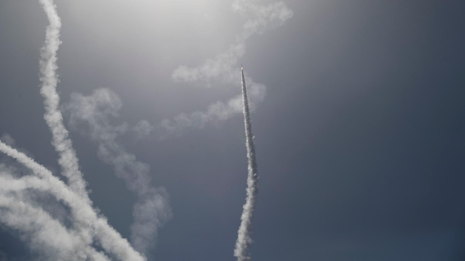 Hamas feuert Raketen auf Israel - Dutzende Tote im Gazastreifen - Ägypten und Katar verstärken Bemühungen um Waffenruhe