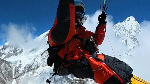 Erster genehmigter Gleitschirmflug vom Everest