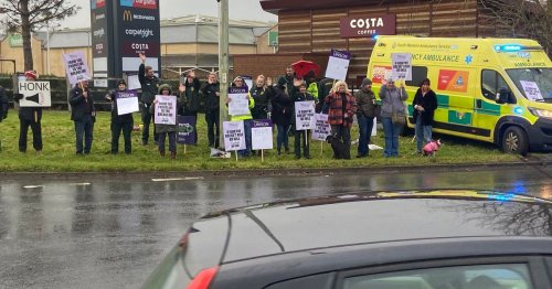 barnstaple-ambulance-staff-make-lots-of-noise-during-north-devon-strike