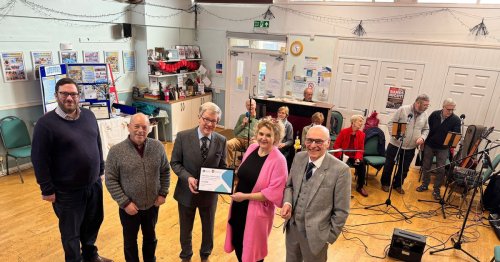 Devon Freemasons donate £4000 to help vital Teignmouth community hub thrive