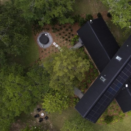 Tall Architects wraps X-shaped Alabama cabin in black metal
