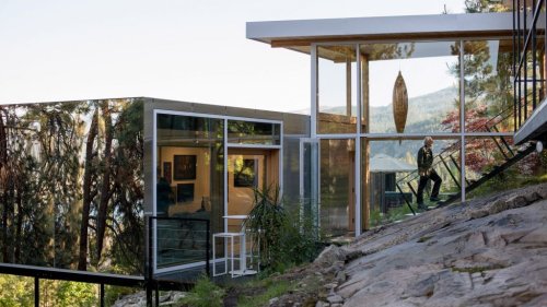 F2A Architecture creates mirrored addition for house in British Columbia