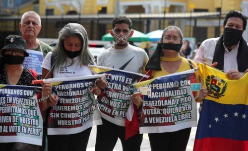 Venezolanos protestan ante embajada en Lima por obstáculos para votar