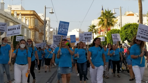 Protesta de las trabajadoras de ayuda a domicilio en San Fernando tras 38 días de vigilia en el Ayuntamiento
