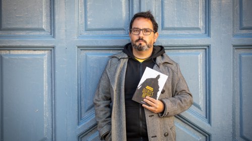 Jesús Cañadas se reúne en Cádiz con un grupo de estudiantes en torno a su libro ‘Noviembre’