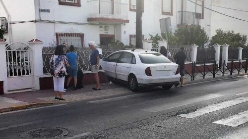 El conductor de un vehículo pierde el control y se empotra contra el jardín de una casa en San Fernando