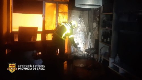 Aparatoso incendio de madrugada en el interior de una vivienda de San Fernando