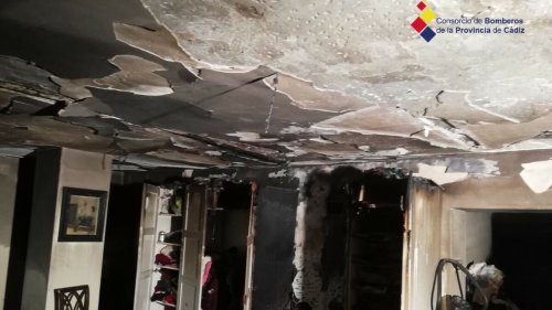 Los bomberos extinguen un incendio en un chalet de Chiclana