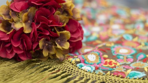 Blanco Azahar presenta la colección Flamenca 2024 con flores de colores suaves inspiradas en la naturaleza