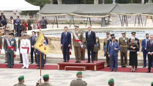 Unas 2.000 personas de todas las edades juran bandera en la Plaza de España de Sevilla