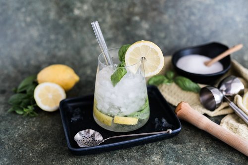 Zitronen Mojito Cocktail Rezept mit Basilikum