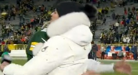 Here's The Hug That Erin Andrews Gave Aaron Rodgers That Sparked Outrage