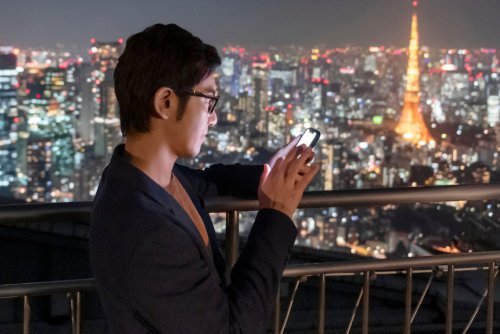 Japan suffers horrendous cell phone outage