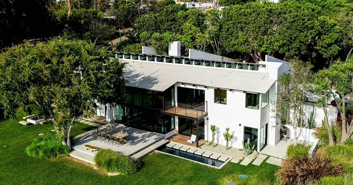 This Malibu mansion is a perfect mix of tech and tranquility