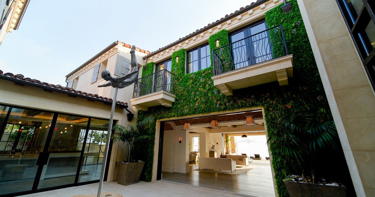 Step inside a stylish, self-sustaining California villa