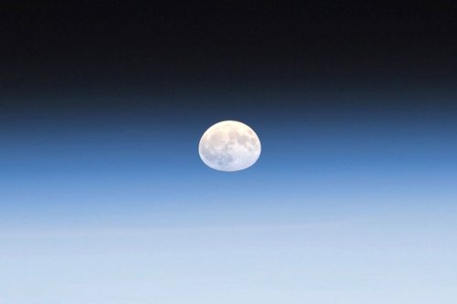 Astronaut captures stunning moonrise images from space station