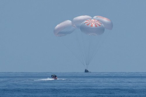 First picture of NASA astronauts after historic Crew Dragon splashdown