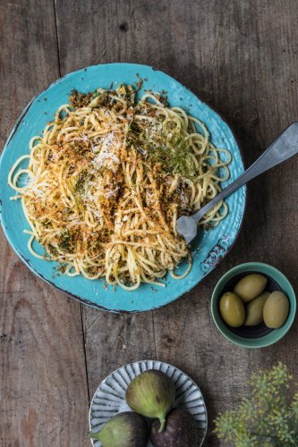 Spaghetti mit Oliven-Kapern Sauce und Zitronen-Bröseln