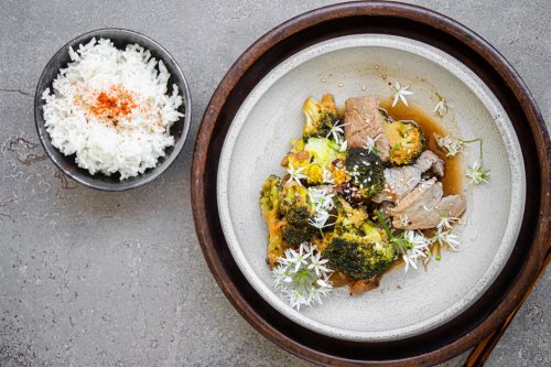 Japanische Broccoli Bowl mit Schweinefilet und selbstgemachtem Chili Crunch Öl - Dinner um Acht