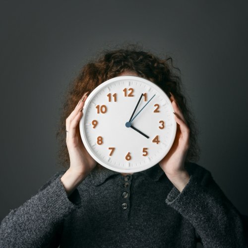 Psychology Says the Strange Feeling That Time Speeds Up as You Age Is a Real Cognitive Effect – and Scientists Know Why It Happens