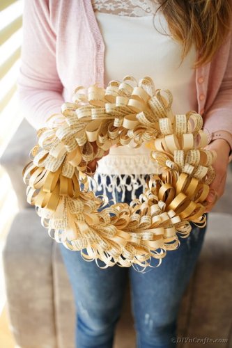 Turn old book pages into a stunning rustic wreath! Pretty frugal decor