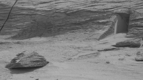 Curiosity rover snaps a “doorway” on Mars, sparks conspiracy theories
