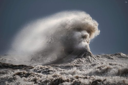 Photographer captures dramatic human face in wave on the Great Lakes