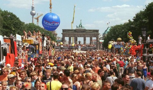 Rave The Planet: Loveparade-Zug zieht am Wochenende durch Berlin - DJ LAB