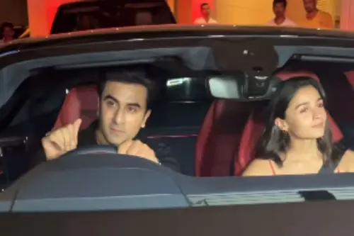 Viral Video: Ranbir Kapoor Turns Driver For Alia Bhatt in Bentley Worth 8 crore, Says THIS to Excited Paps; WATCH