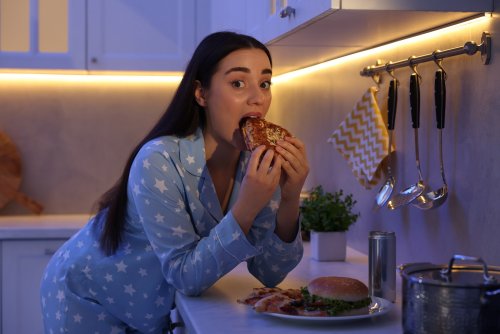 Faim en pleine nuit ? Voici la pire erreur à commettre selon un médecin nutritionniste