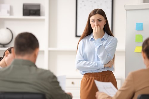 Sans le vouloir, ces petits tics de langage peuvent ruiner votre crédibilité, selon une psychologue