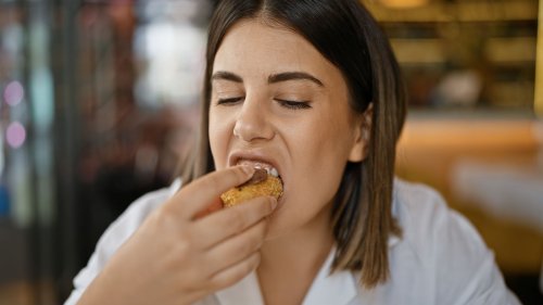 Tendance TikTok : faut-il vraiment tester les croquettes pour humains ? Voici ce qu’en pense un pro de la nutrition