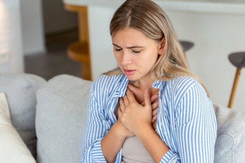 Vous ressentez cette douleur ? Chez les femmes, elle peut cacher un infarctus selon le Dr Kierzek
