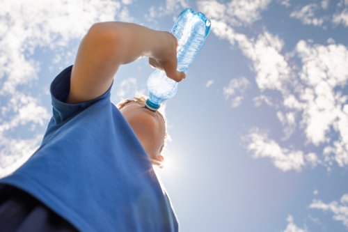 Un rapport choc dévoile les marques d’eau les plus contaminées par les microplastiques