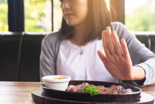 Une allergie sévère à la viande rouge frappe deux femmes soudainement. Les médecins trouvent l'origine de cette étrange maladie
