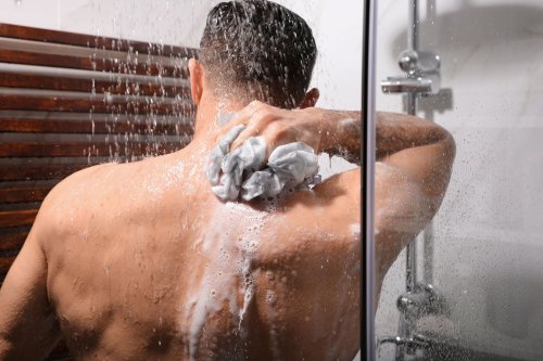 Douche du matin ou du soir : une dermatologue révèle le meilleur moment pour votre peau