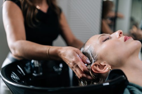 Et si votre coiffeur pouvait vous sauver la vie ? Ce qu’il peut voir que vous ne voyez pas