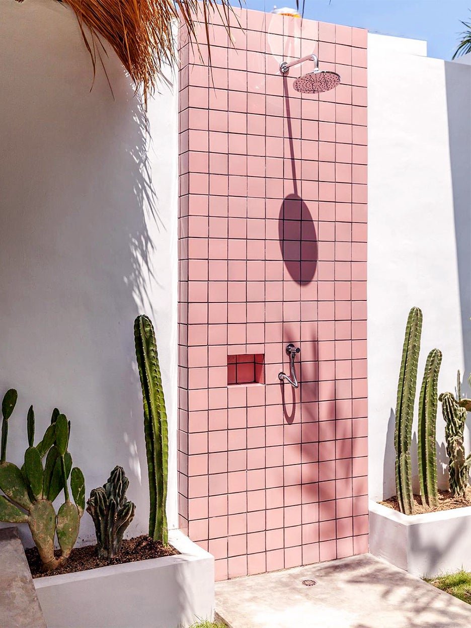 5 Chic Outdoor Showers That Give Bathtubs a Run for Their Money