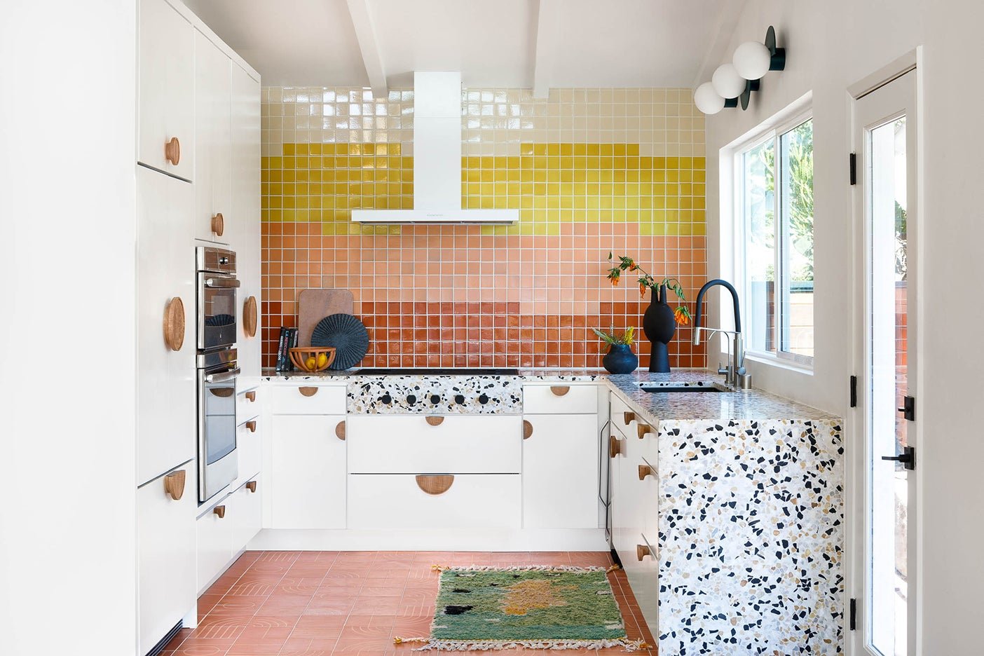 All the Biggest Design Trends in One Tiny U-Shaped Kitchen