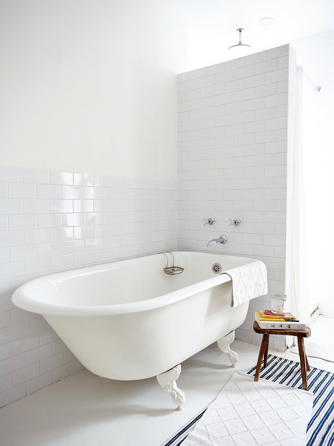 12 Porcelain Bathroom Tiles That Will Make You Forget About Paint