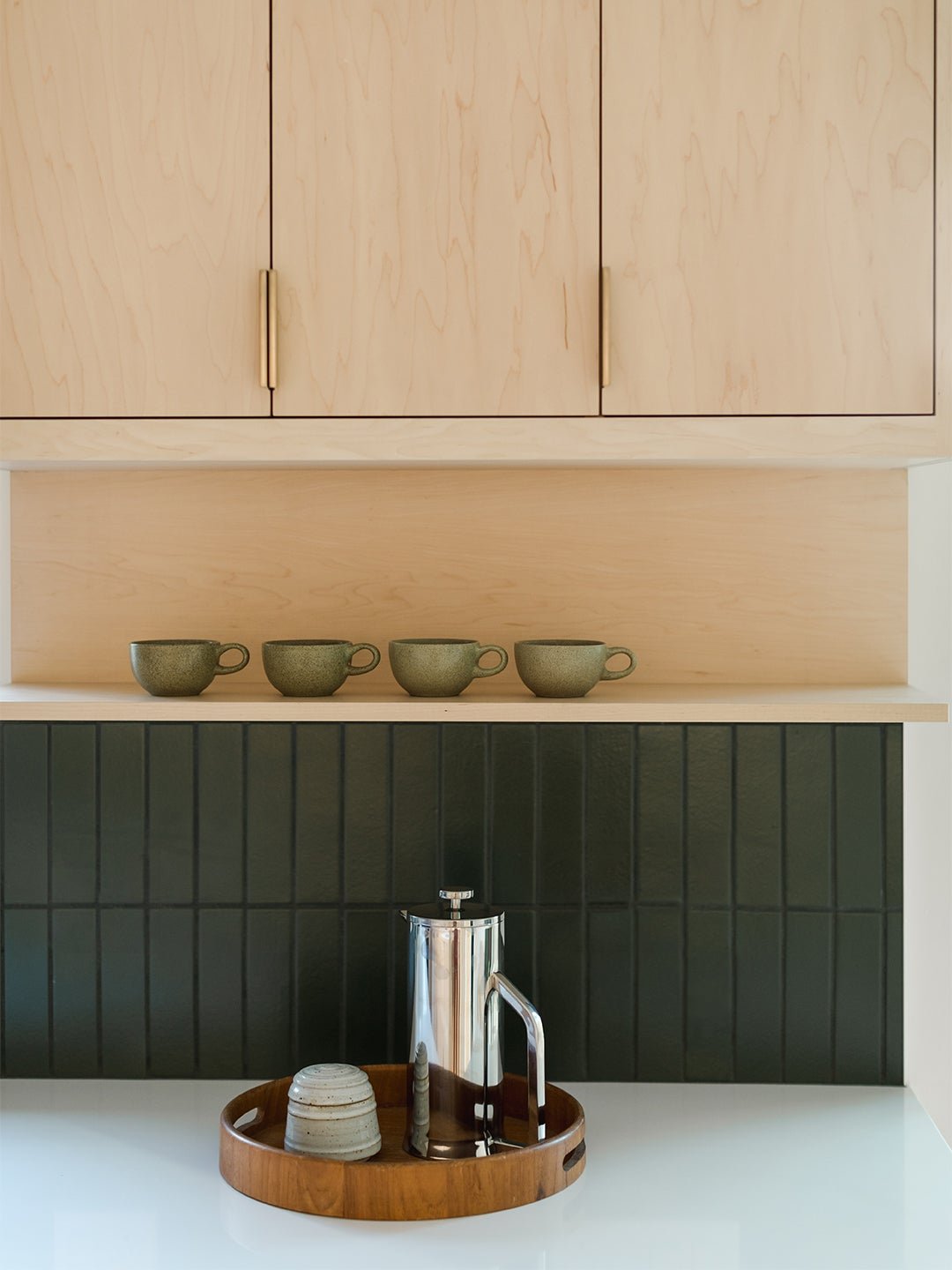 You Don’t Have to Choose Between Open Shelving and Upper Cabinets